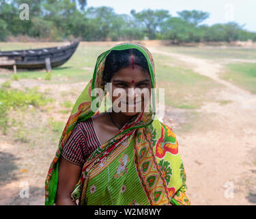 Bichitrapur, Orissa, Indien. Mai 31,2019. Ein nicht identifiziertes Indischen ländlichen Frau vor der Kamera zu lächeln. Stockfoto