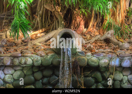 Dieses einzigartige Foto zeigt einen schönen Brunnen an einem Teich in der Mitte eine kleine Insel der Malediven Stockfoto