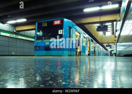 SANTIAGO, CHILE - Dezember 2014: Ein Santiago u NS 74 Zug von Bellas Artes station Stockfoto