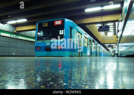 SANTIAGO, CHILE - Dezember 2014: Ein Santiago u NS 74 Zug von Bellas Artes station Stockfoto