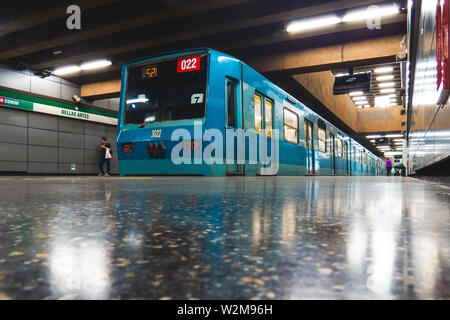 SANTIAGO, CHILE - Dezember 2014: Ein Santiago u NS 74 Zug von Bellas Artes station Stockfoto