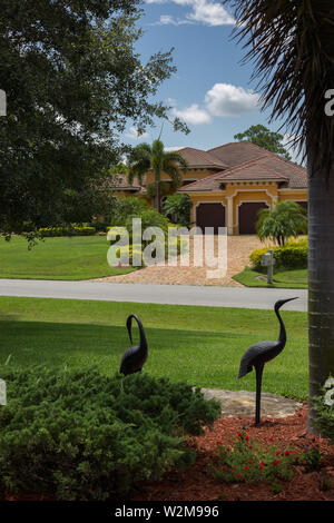 Einen schönen, gepflegten Haus in der Kopfsteingepflasterten Zusatz von Palm City, Florida, USA. Stockfoto