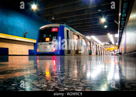 SANTIAGO, CHILE - Dezember 2014: EIN NS 04 Santiago U-Bahn am Franklin Linie 2 Stockfoto