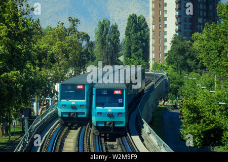 SANTIAGO, CHILE - Dezember 2014: Zwei Santiago U-Bahnen auf dem Viadukt der Linie 5 Stockfoto