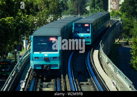 SANTIAGO, CHILE - Dezember 2014: Zwei Santiago U-Bahnen auf dem Viadukt der Linie 5 Stockfoto