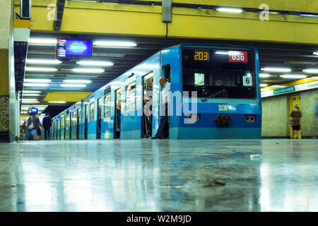 SANTIAGO, CHILE - Dezember 2014: Ein Santiago u NS 74 Zug am Departmental Station der Linie 2 Stockfoto