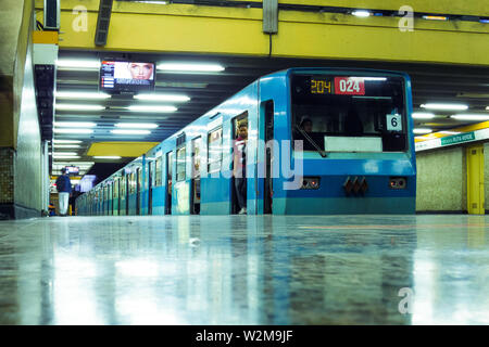 SANTIAGO, CHILE - Dezember 2014: Ein Santiago u NS 74 Zug am Departmental Station der Linie 2 Stockfoto