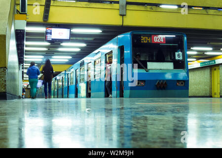 SANTIAGO, CHILE - Dezember 2014: Ein Santiago u NS 74 Zug am Departmental Station der Linie 2 Stockfoto