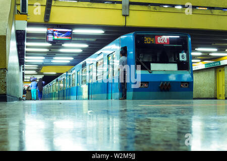 SANTIAGO, CHILE - Dezember 2014: Ein Santiago u NS 74 Zug am Departmental Station der Linie 2 Stockfoto