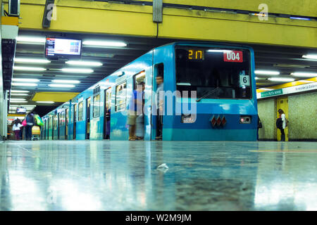 SANTIAGO, CHILE - Dezember 2014: Ein Santiago u NS 74 Zug am Departmental Station der Linie 2 Stockfoto