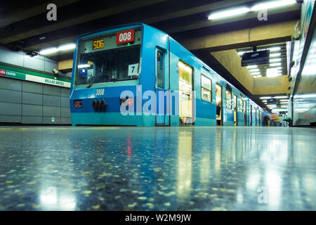 SANTIAGO, CHILE - Dezember 2014: Ein Santiago u NS 74 Zug von Bellas Artes station Stockfoto