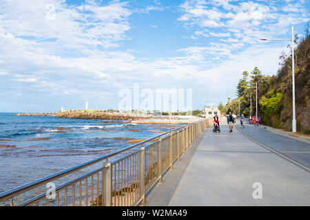 Wollongong, NSW, Australia-June 10, 2019: die Menschen genießen die langen Wochenende in Wollongong, der drittgrößten Stadt von NSW, zum Fallschirmspringen bekannt, Galerien Stockfoto