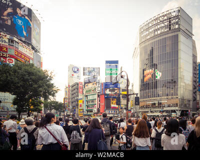 Der geschäftigen Shibuya scramble Crossing (Shibuya Crossing), angeblich, der belebtesten Zebrastreifen in der Welt zu sein. Shibuya, Tokio, Japan. Stockfoto