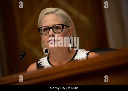 Washington DC, USA. 09 Juli, 2019. United States Senator Kyrsten Sinema (Demokrat von Arizona) hört auf das Zeugnis der Data Analyst, Luft- und Raumfahrt Ingenieur Forscher der NASA Dr. Christine Darden, Präsident und Chief Executive Officer der Koalition für Deep Space Exploration Dr. Mary Lynne Dittmar, Autor von Rocket Boys Homer Hickam, Flight Director von Apollo 11 Gene Kranz, und Präsident der kommerziellen Raumfahrt Föderation Eric Stallmer während eines Unterausschusses für Luft- und Raumfahrt Anhörung auf dem Capitol Hill in Washington, DC, USA am 9. Juli 2019. Credit: Stefani Reynolds/CNP/MediaPun Stockfoto