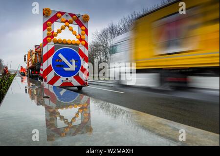 Warnung für Spurwechsel auf ein Fahrzeug die Autobahn Wartung Behörden auf der Autobahn A 4 bei Regen, Deutschland Stockfoto