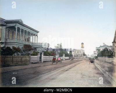 [1870s Japan - Hauptstraße in Yokohama] - rikschas vor der Yokohama deutsche Verein auf Honcho-dori in Yokohama, Kanagawa Präfektur, Ca. 1870. Der Verein wurde im Jahre 1863 (Bunkyu 3) gegründet und zog nach diesem Gebäude 1869 (Meiji 2). Auf der Rückseite, der Clock Tower von Yokohama Rathaus sichtbar ist. Entworfen von dem amerikanischen Architekten Richard S. Bridgens (1819-1891), war es im Jahr 1874 (Meiji 7) abgeschlossen. 19 Vintage albumen Foto. Stockfoto