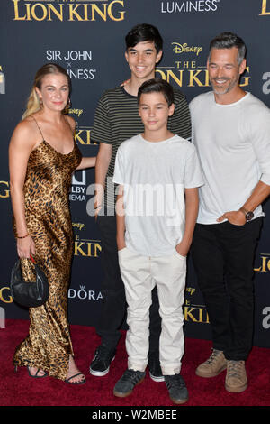 LOS ANGELES, USA. Juli 10, 2019: LeAnn Rimes, Eddie Cibrian, Jake Austin Cibrian & Mason Edward Cibrian bei der Weltpremiere von Disney's "Der König der Löwen' an der Dolby Theater. Bild: Paul Smith/Featureflash Stockfoto