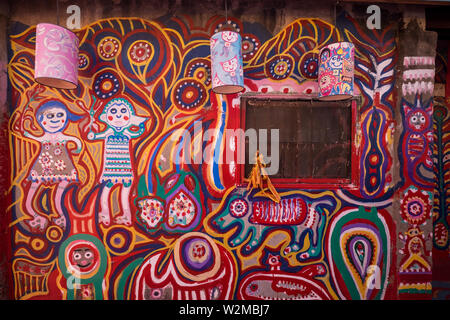 Taichung, Taiwan - 4 May 2019: Rainbow Village in Taichung, Taiwan. Rainbow Village ist ein kleines Dorf mit bunten Malerei und ist eine sehr berühmte tra Stockfoto