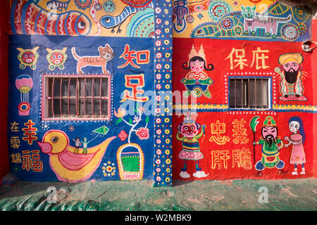 Taichung, Taiwan - 4 May 2019: Rainbow Village in Taichung, Taiwan. Rainbow Village ist ein kleines Dorf mit bunten Malerei und ist eine sehr berühmte tra Stockfoto