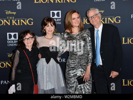 LOS ANGELES, USA. Juli 10, 2019: Mary Jo Deschanel, Zooey Deschanel, Emily Deschanel & Caleb Deschanel bei der Weltpremiere von Disney's "Der König der Löwen' an der Dolby Theater. Bild: Paul Smith/Featureflash Stockfoto