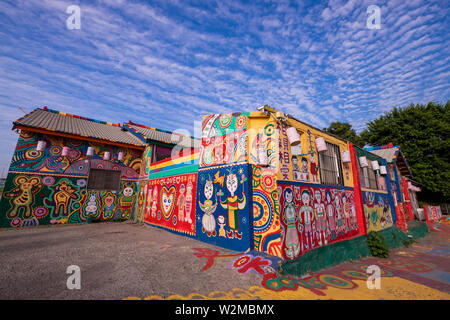 Taichung, Taiwan - 4 May 2019: Rainbow Village in Taichung, Taiwan. Rainbow Village ist ein kleines Dorf mit bunten Malerei und ist eine sehr berühmte tra Stockfoto