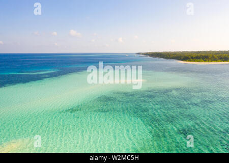 Korallenriffe und Atolle in der Südsee, Ansicht von oben. Das türkisfarbene Meer Wasser und schöne Untiefen. Philippinische Natur. Stockfoto