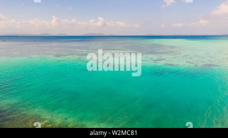 Korallenriffe und Atolle in der Südsee, Ansicht von oben. Das türkisfarbene Meer Wasser und schöne Untiefen. Philippinische Natur. Stockfoto