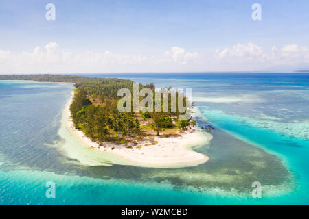 Canabungan Insel mit Sandstrand. Tropische Insel mit weißem Strand auf der großen Atoll, Luftbild. Marine, philippinischen Inseln. Stockfoto