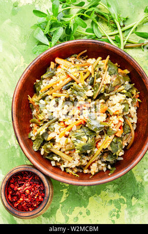 Beliebte Speisen des Mittleren Ostens. Eintopf Bulgur. Bulgur mit portulak. Stockfoto