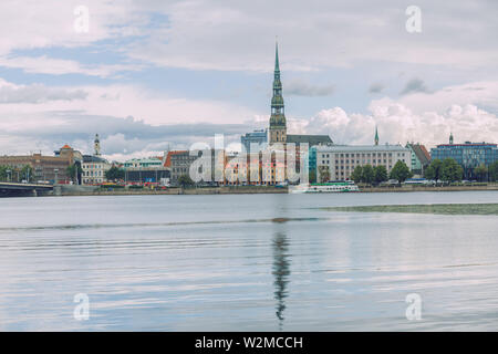 Stadt Riga, Lettland Republik. Blick auf die Altstadt und den Fluss Daugava. Stadt im Sommer. Juli 4. 2019 Reisen Foto. Stockfoto