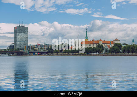 Stadt Riga, Lettland Republik. Blick auf die Altstadt und den Fluss Daugava. Stadt im Sommer. Juli 4. 2019 Reisen Foto. Stockfoto