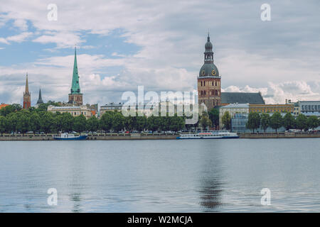 Stadt Riga, Lettland Republik. Blick auf die Altstadt und den Fluss Daugava. Stadt im Sommer. Juli 4. 2019 Reisen Foto. Stockfoto