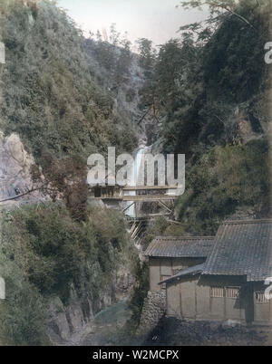 [1880s Japan - Nunobiki fällt, Kobe]-Medaki Wasserfall bei Nunobiki fällt, einem berühmten Wasserfall in Kobe. Im Sommer war dies ein beliebter Ort für Kobe Bewohner zum Abkühlen. Weil es wurde eingeführt in allen Reiseführern über Kobe, der fällt auch zog eine große Anzahl von Touristen. 19 Vintage albumen Foto. Stockfoto