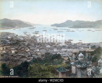 [1890s Japan - Panoramablick auf den Hafen von Nagasaki] - Panoramablick auf den Hafen von Nagasaki aus Fukusaiji Tempel. 19 Vintage albumen Foto. Stockfoto