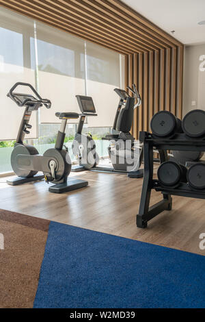 Sport Bikes und Fitnessgeräte für Übung im Fitnessraum Stockfoto