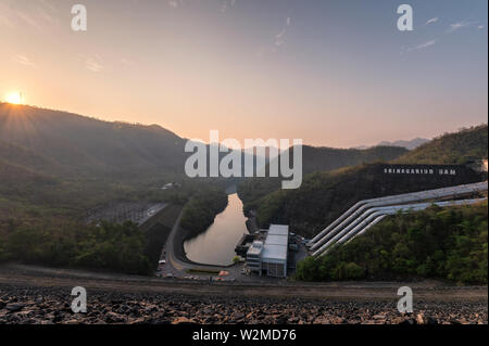 Landschaft von Srinakarin Dam mit Kraftwerk in Tal am Morgen, Kanchanaburi, Thailand Stockfoto