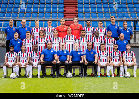 TILBURG - 05-07-2019, Koning Willem II Stadion niederländische Fußball eredivisie Saison 2019 - 2020. Photocall Willem II. Vordere Reihe von links nach rechts, Che Nunnely, Damil Dankerlui, Karim Coulibaly, Chima Onyeike, Gery Vink, Adrie Koster, Harald Wapenaar, Matten Kohlert, Pol Llonch, Daniel Crowley. Mittlere Reihe von links nach rechts Tom Wagemaker, James McGarry, Victor van den Bogert, Freek Heerkens, Thomas Meissner, Vangelis Pavlidis, Fernando Lewis, Justin Ogenia, Paul Coehorst. Hintere Reihe von links nach rechts, Jos Van Nieuwstadt, Guus Bierings, jordens Peters, Dylan Ryan, Timon Wellenreuther, Michael Woud Stockfoto