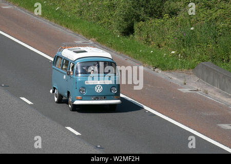 1971 70er VW Volkswagen 1584cc Benzin Wohnmobil; Motorsport Klassiker, historics, Vintage Motoren und Sammlerstücke 2019; Leighton Hall Transport Show, Autos & Veteranen Fahrzeuge von gestern auf der Autobahn M6 bei Lancaster, Großbritannien Stockfoto