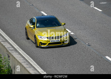 2015 gelbgrüne BMW M4 S-A; Motoring Classics, historics, Vintage Motors and Collectibles 2019; Leighton Hall Transport Show, Autos & Oldtimer Fahrzeuge von gestern auf der Autobahn M6 in der Nähe von Lancaster, Großbritannien Stockfoto