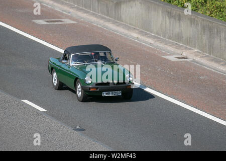 LMB925P Green 1975 MG B GT; Motoring-Klassiker, historische Motoren und Sammlerstücke 2019; Leighton Hall Transport Show, Autos und Veteranen aus vergangenen Jahren auf der Autobahn M6 nahe Lancaster, Großbritannien Stockfoto