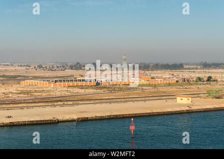 El Qantara, Ägypten - November 5, 2017: Garagen und Kommunikation Turm am Ufer des Suez Kanal in der Nähe von El Qantara, Ägypten. Stockfoto