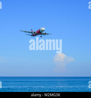 Phuket, Thailand - Apr 4, 2019. HS-ABK Thai AirAsia Airbus A320-Landung über dem Sandstrand in der Nähe von Flughafen Phuket (HKT). Stockfoto