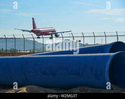 Phuket, Thailand - Apr 4, 2019. HS-ABK Thai AirAsia Airbus A320-Landung über dem Sandstrand in der Nähe von Flughafen Phuket (HKT). Stockfoto