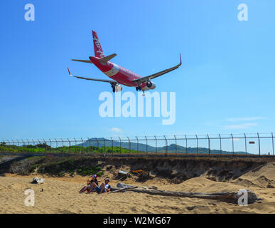 Phuket, Thailand - Apr 4, 2019. HS-BBM Thai AirAsia Airbus A320-Landung über dem Sandstrand in der Nähe von Flughafen Phuket (HKT). Stockfoto