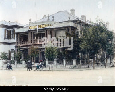 [1880s Japan -] - rikschas vor der ursprünglichen Oriental Hotel an Nr. 80 In der fremden Siedlung in Kobe, Hyogo Präfektur. 19 Vintage albumen Foto. Stockfoto