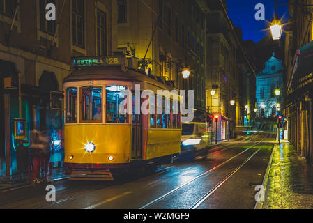 Tram Linie 28 in Lissabon, Portugal, bei Nacht Stockfoto