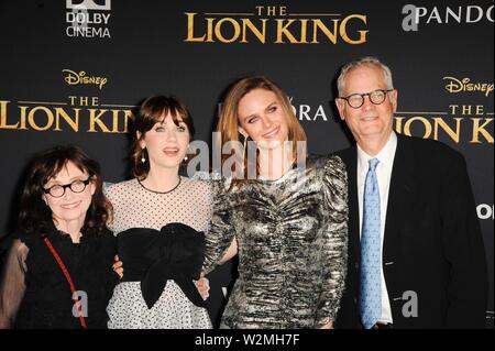 Los Angeles, CA, USA. 9. Juli 2019. Zooey Deschanel, Emily Deschanel, Caleb Deschanel, Mary Jo Deschanel in der Ankunftshalle für KÖNIG DER LÖWEN Premiere, El Capitan Theatre, Los Angeles, CA Juli 9, 2019. Credit: Elizabeth Goodenough/Everett Collection/Alamy leben Nachrichten Stockfoto