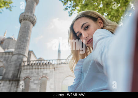 Attraktiv schön Gir nimmt selfie mit Blick auf die Sultan Ahmet Moschee auf Hintergrund in Istanbul, Türkei. Travel Concept Stockfoto