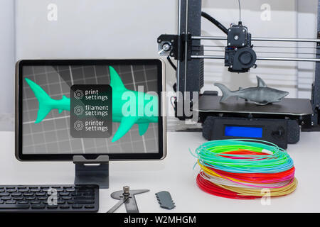 Eine drahtlose 3D-Printer Setup mit einem Tablet Monitor, Tastatur und 3-D-Drucken Filament und Maschine. Stockfoto