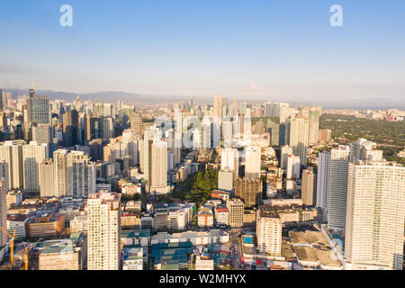 Moderne Stadt. Die Stadt von Manila, die Hauptstadt der Philippinen. Moderne Metropole am Morgen, Ansicht von oben. Modernes Gebäude im Zentrum der Stadt. Stockfoto